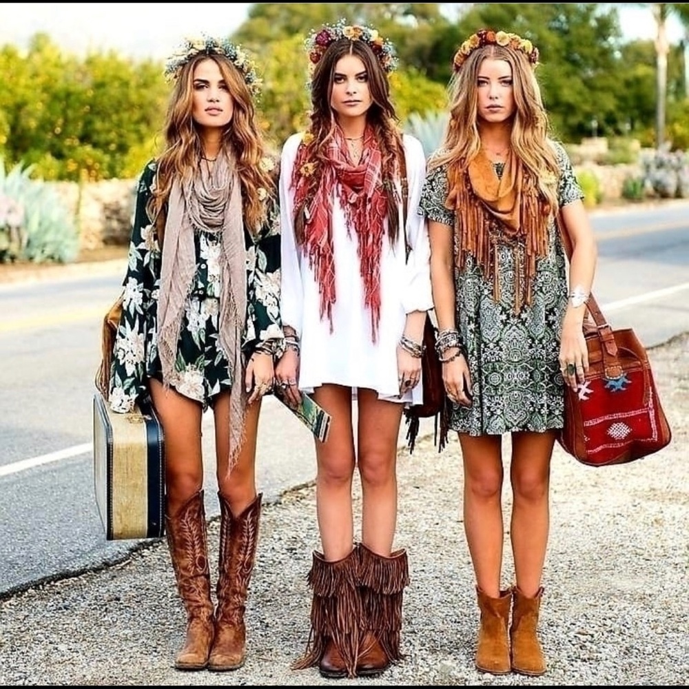 WHAT BRAND ARE THE MIDDLE BOOTS???